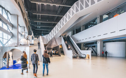 Personen in modernem Gebäude – Projektdurchführung